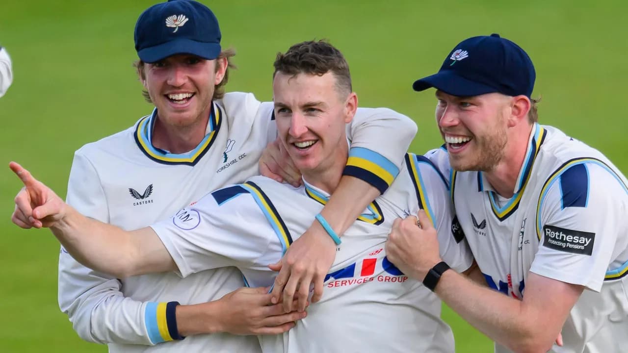 Brook's bowling heroics leave Surrey facing innings defeat