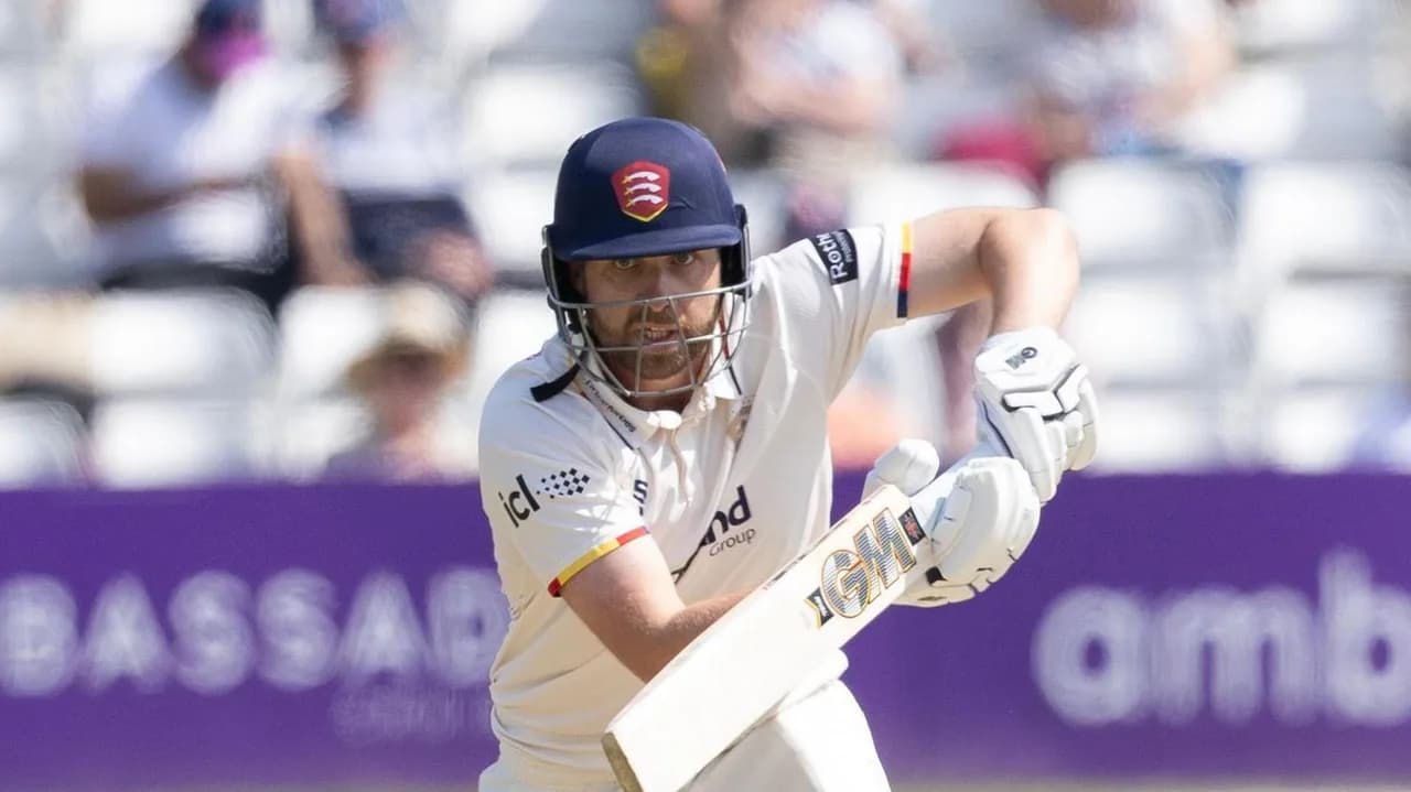 Critchley's brilliance guides Essex to dominant win over Hampshire