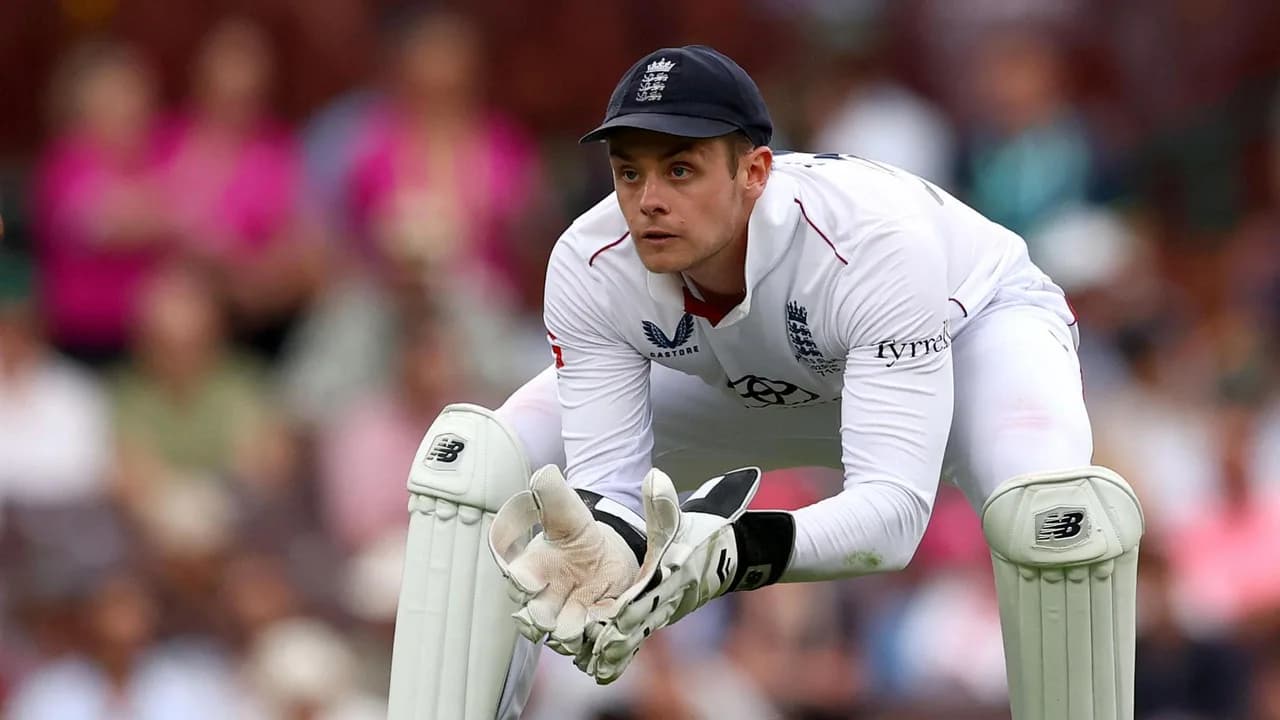 Smith Returns Behind Stumps as Foakes Injury Opens Surrey Door